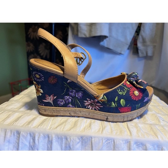 Clarks Shoes - Clark’s cushioned Floral Navy Wedge Sandals 8M